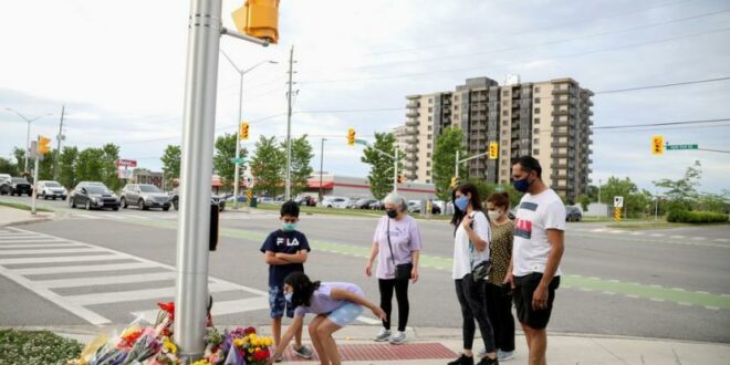 anggota selamati meletakkan bunga tanda berduka di lokasi penabrakan 210608061310 314