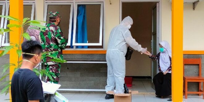 petugas medis memeriksa penghuni ponpes di majalengka 169