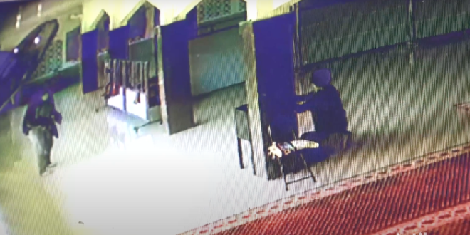 rekaman cctv sejoli di maros mesum di masjid dan curi kotak amal bakridetikcom