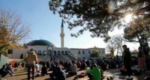 umat muslim melaksanakan sholat di masjid di wina