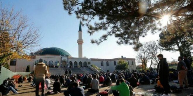 umat muslim melaksanakan sholat di masjid di wina