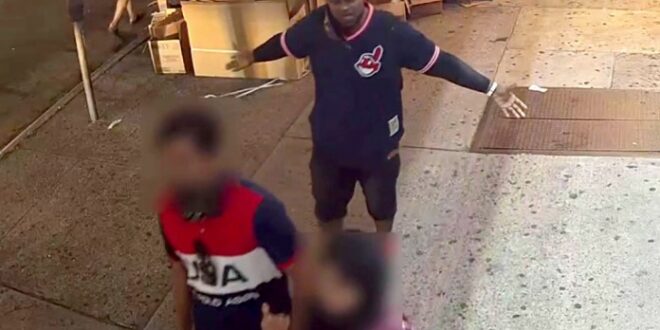 Aksi Naved Durrni saat menyerang pasangan Muslim di kota Queens New York