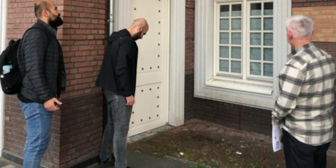 Kaca jendela Masjid Hagia Sophia Amsterdam pecah berantakan dilempar botol bir