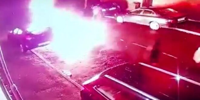 Mobil Arooj Shah terbakar