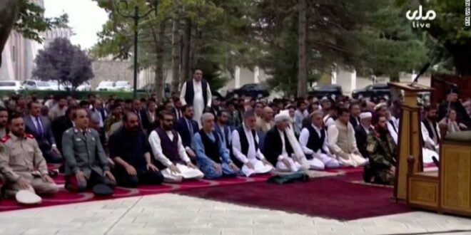 Suasana salat Idul Adha di Istana Presiden Afghanistan saat tiga roket meledak di luar