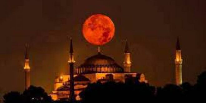 bulan purnama penuh supermoon di atas hagia sophia