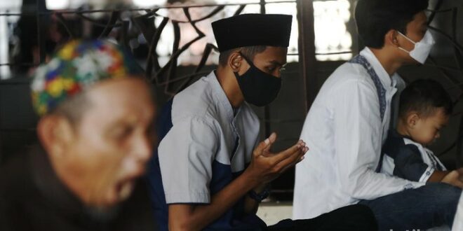 momen salat jumat di masjid agung at tin