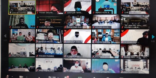 sekretaris jenderal mejelis ulama indomesia mui amirsyah tambunan memberikan