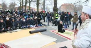 umat muslim di distrik reinickendorf berlin jerman melaksanakan shalat