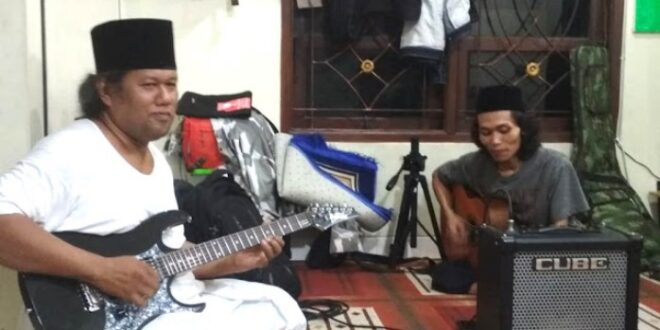Gus Muwafiq bermain gitar dan musik