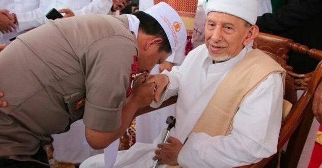 Jenderal Tito Karnavian mencium tangan Habib Saggaf bin Muhammad Al Jufri