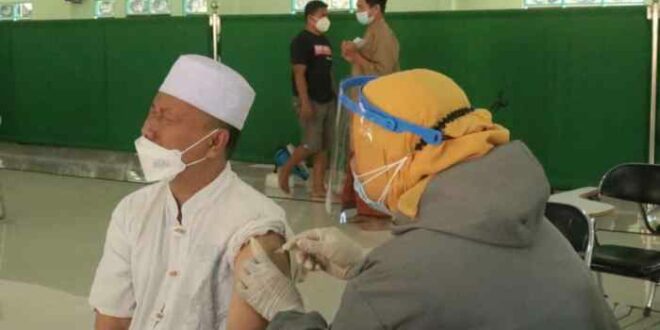Vaksinasi massal di Ponpes Nurul Qarnain Jember Jawa Timur