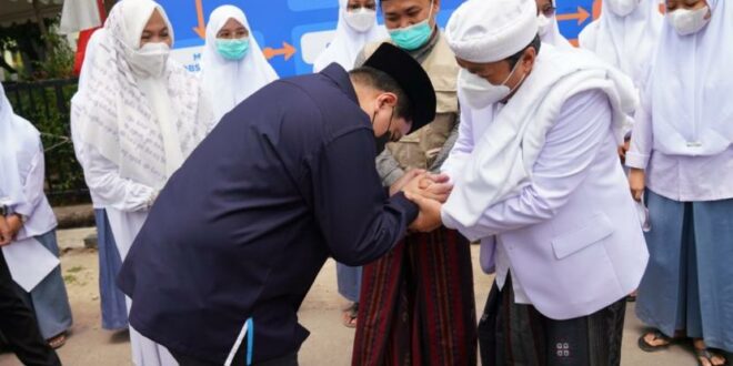 enteri bumn erick thohir saat meninjau pelaksanaan vaksinasi di