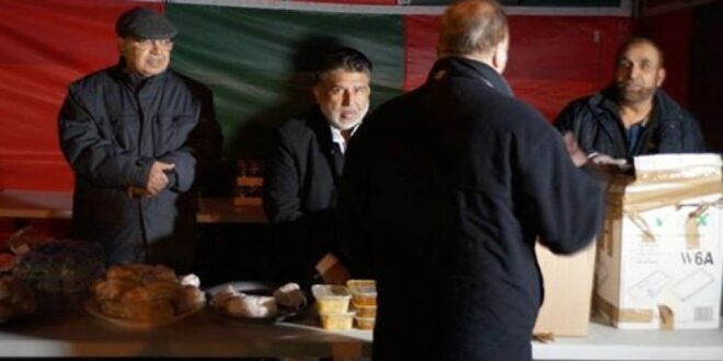 komunitas muslim birmingham membagikan makanan gratis saat natal