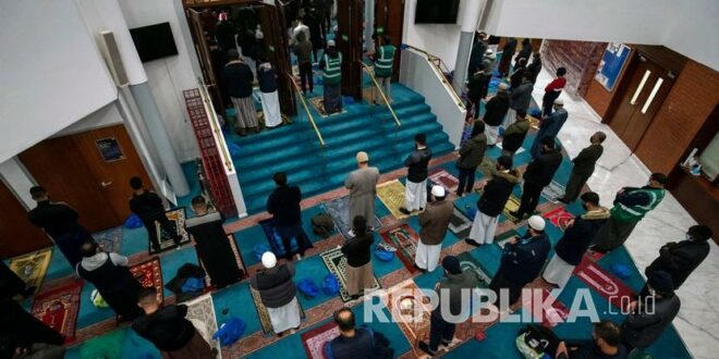 orang orang shalati di masjid london timur pusat muslim