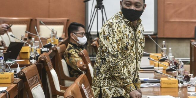 direktur utama kimia farma verdi budidarmo bersiap mengikuti rapat