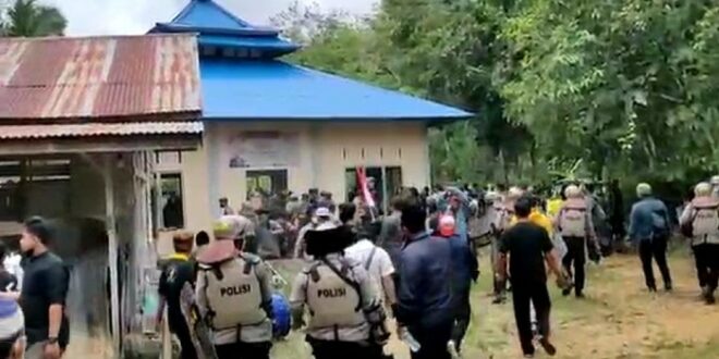 warga rusak masjid ahmadiyah di sintang kalbar dok istimewa