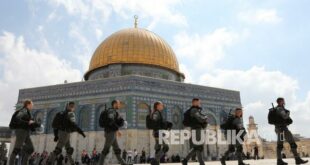 polisi israel bermanuver melewati kompleks masjid al aqsa
