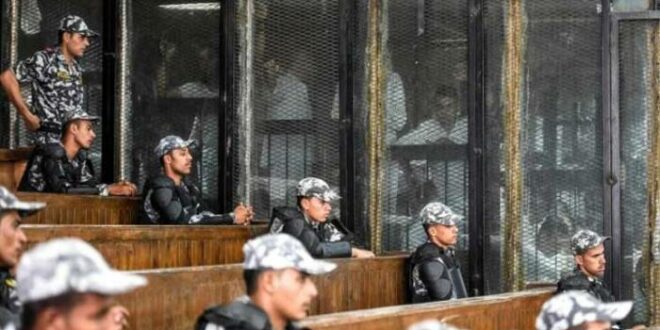 Para tersangka anggota Ansar Beit al Maqdis saat menunggu vonis pengadilan