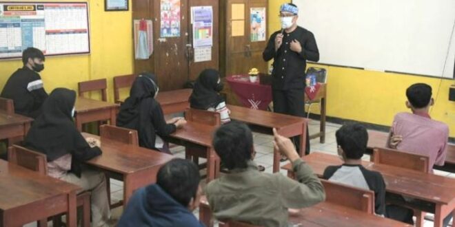 Ridwan Kamil berikan edukasi terhadap remaja terpapar NII di Garut