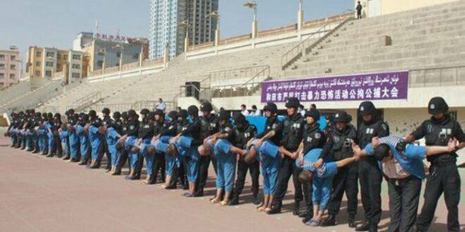Tentara China saat menangani Muslim Uighur