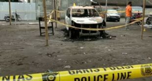 Garis polisi melingkari TKP pesantren yang dibakar massa di Lombok Timur