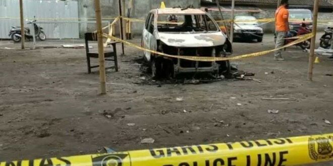 Garis polisi melingkari TKP pesantren yang dibakar massa di Lombok Timur