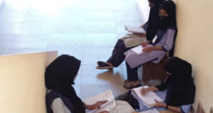 Tiga siswa terpaksa belajar di luar kelas akibat mengenakan hijab