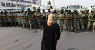 Wanita Uighur protes di depan barikade polisi China