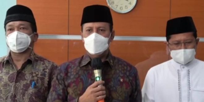 Kepala BNPT Komjen Boy Rafli Amar didamping KH Cholil Nafis dan KH Noor Ahmad