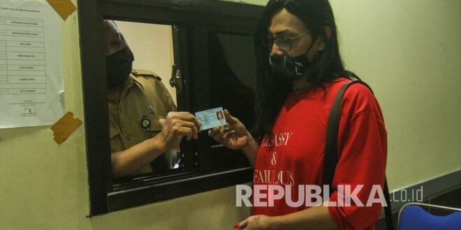 seorang transpuan mengambil e ktp di disdukcapil kota depok depok