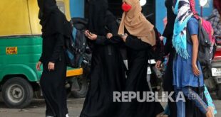 seorang wanita muslim cr mengenakan hijab jilbab berjalan