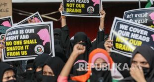 wanita muslim india memegang plakat dan meneriakkan slogan slogan