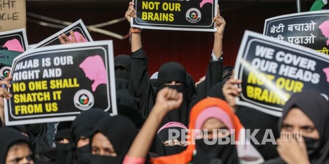 wanita muslim india memegang plakat dan meneriakkan slogan slogan