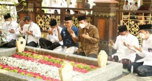 Kepala BNPT memanjatkan doa di makam KH Hasyim Asyari di komplek Ponpes Tebu Ireng