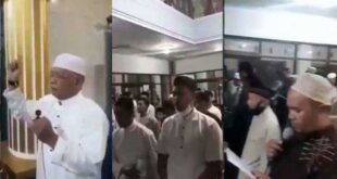 Imam masjid memimpin lagu Indonesia Raya sebelum Salat Tarawih