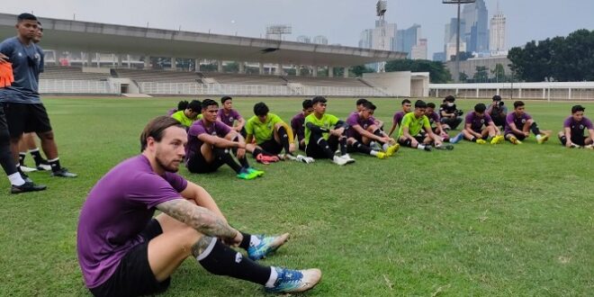 Marc Kiok kiri bersama Timnas U