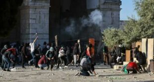 Muslim Palestina bertahan dari serangan pasukan Israel di Masjid Al Aqsa