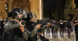 Pasukan Israel menghunus senjata saat menyerang Masjid al Aqsa