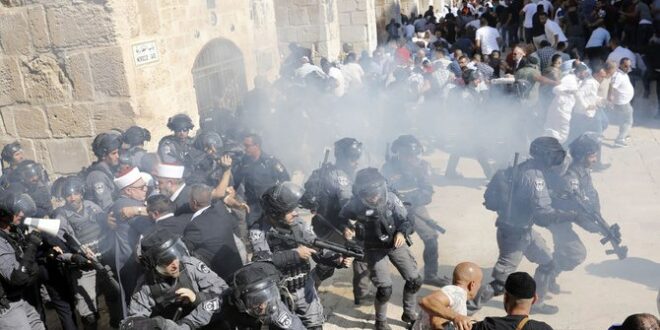 Serangan pasukan Israel terhadap jamaah salat subuh di Masjid al Aqsa