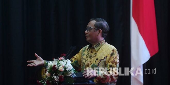 menko polhukam mahfud md memberikan paparan saat menjadi pembicara