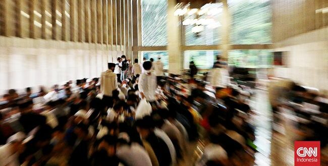 ratusan jamaah berbuka puasa di masjid istiqlal