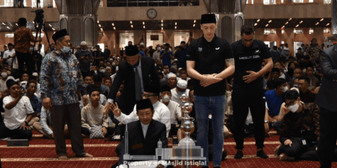 Mesut Ozil salat Jumat di Masjid Istiqlal