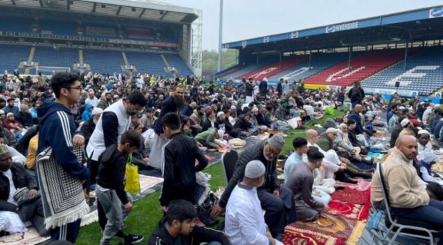 Terpal Xxx Vidio - Cerita Indah Idul Fitri, Stadion Milik Blackburn Rovers Jadi Tempat Ribuan  Muslim Salat Id | Islam Kaffah
