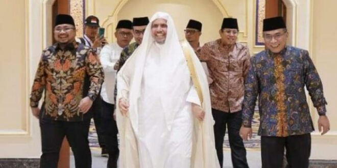Sheikh Mohammad Al Issa tengah Ketum PBNU KH Yahya Cholil Staquf kanan dan Menteri Agama Yaqut Cholil Qoumas