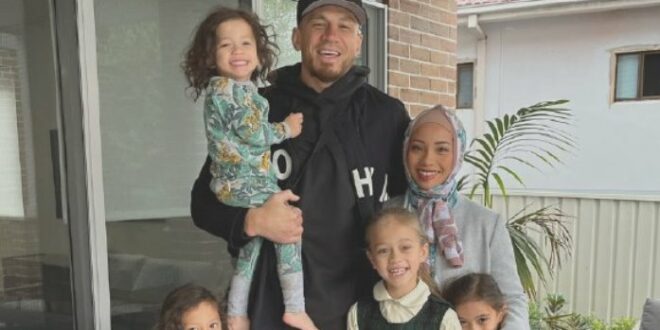 Bintang rugby Selandia Baru Sonny Bill Williams dan keluarga