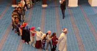 Imam masjid mengajak anak anak bermain di masjid