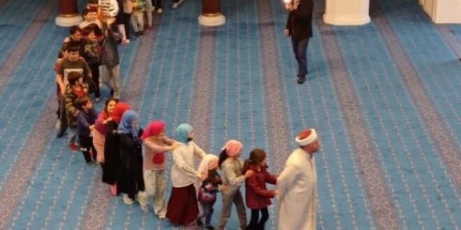 Imam masjid mengajak anak anak bermain di masjid