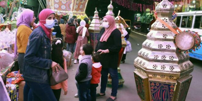 orang mesir membeli dekorasi fanous lentera untuk ramadan