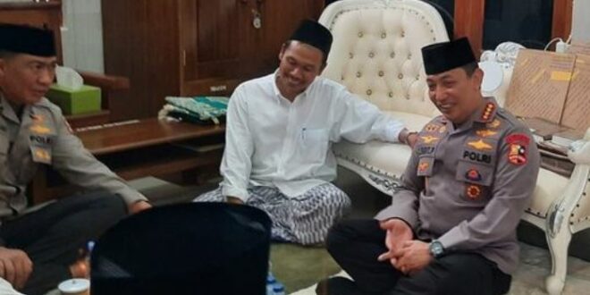 Kapolri Jenderal Listyo Sigit Prabowo melakukan silaturahmi ke beberapa pesantren di Rembang Salah satunya ke pesantren Gus Baha